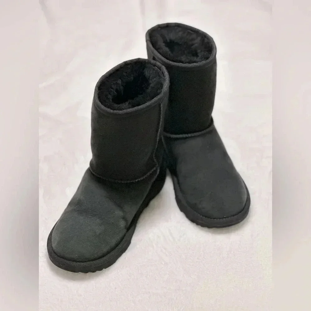 UGG Unisex Kid’s Classic Short Water Resistant Genuine Shesrling Boot Size 3
